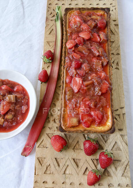 Strawberry and rhubarb cheesecake — Stock Photo