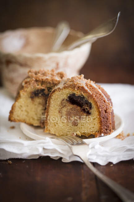 Two slices of sour cream coffee cake on a plate — Photo de stock