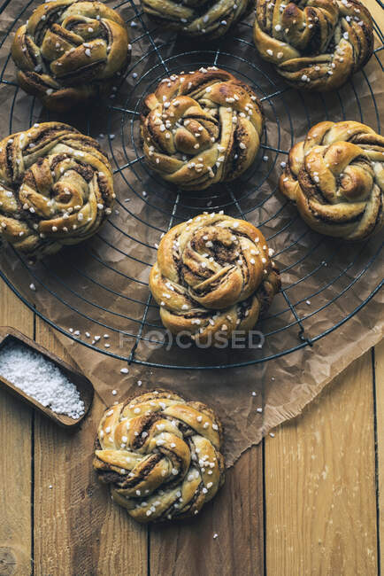 Petits pains norvégiens à la cannelle sur un porte-fil — Photo de stock