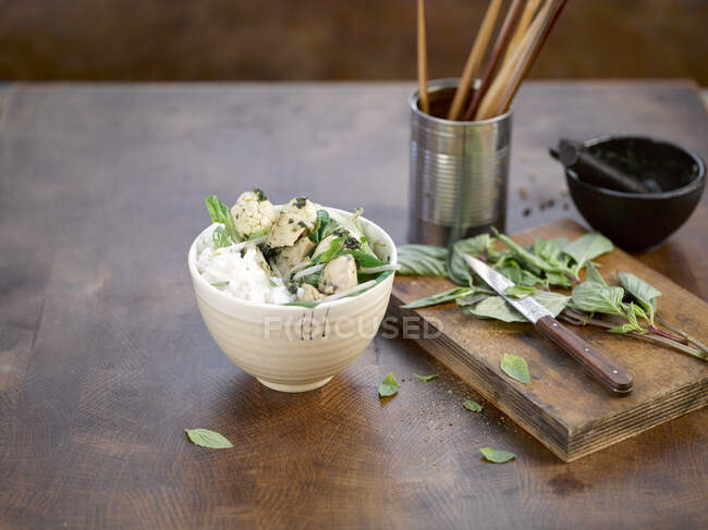 Incorporer le poulet, le chou-fleur et le basilic thaï sur le riz. — Photo de stock