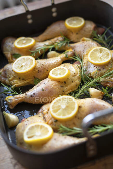 Pernas de frango com limões e alecrim — Fotografia de Stock