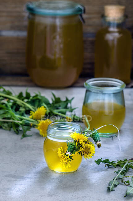 Um frasco de mel de dente-de-leão — Fotografia de Stock
