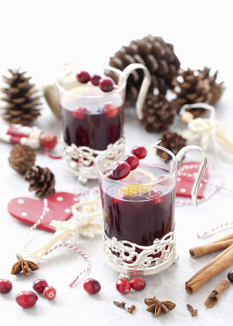 Weihnachtlicher alkoholfreier Glühwein in festlichen Gläsern — Stockfoto