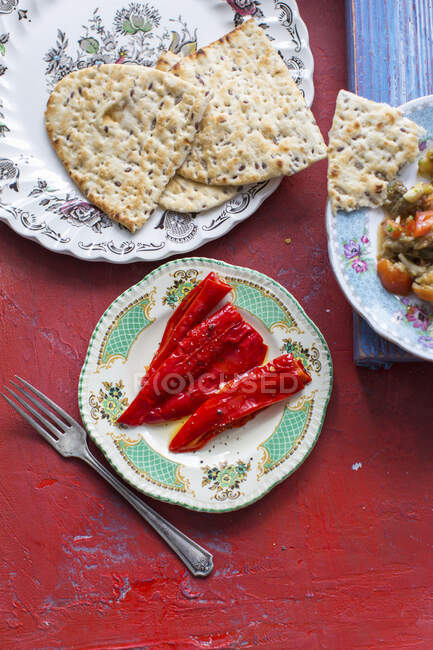 Unleavened bread, roasted peppers and mutabal — Stock Photo