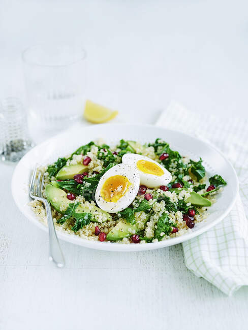 Kale and quinoa salad with avocado and egg — Stock Photo