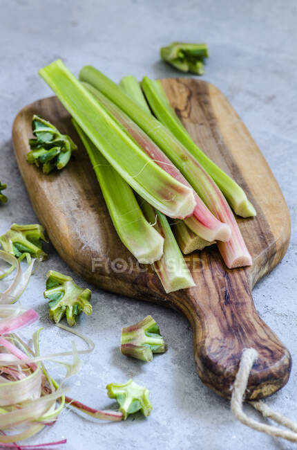 Rhubarbe pelée sur une planche de bois — Photo de stock