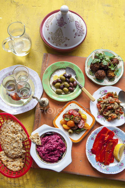 Mutabal, Oliven, gebratene Paprika, Tomatensalat, Rote-Bete-Hummus und Fladenbrot — Stockfoto