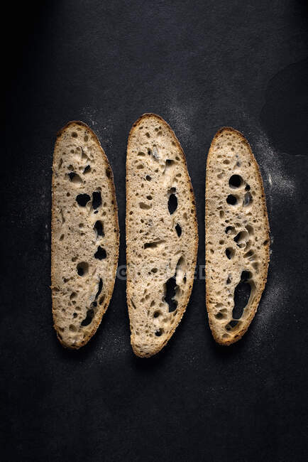 Домашний пролить тесто ломтики хлеба, вид сверху — стоковое фото