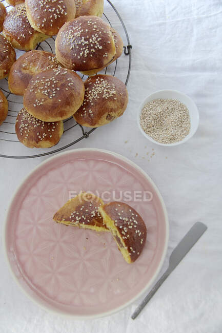Saffron yeast buns filled with dates and walnuts — Stock Photo