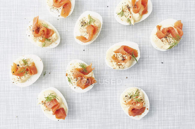 Фаршированные яйца с копченым лососем — стоковое фото