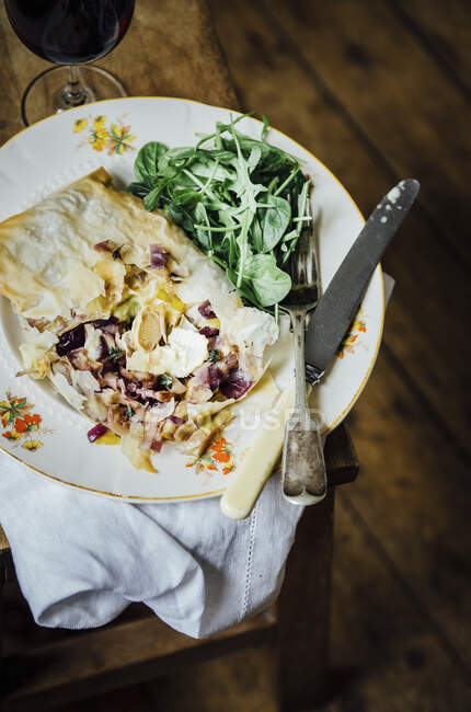 Filo pastry on plate with cutlery - foto de stock