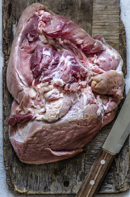 Carne fresca en una tabla de madera - foto de stock