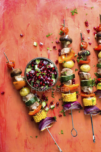 Pork and vegetable kebabs with pomegranate salsa — Stock Photo