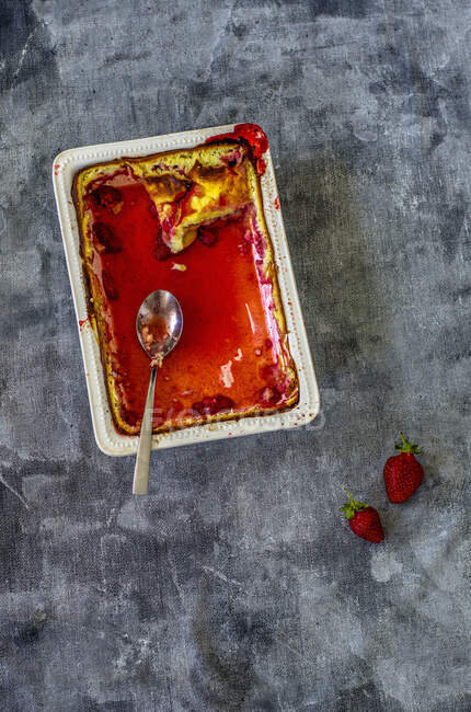 Cheesecake de morango caseiro com morangos e hortelã em um fundo escuro. vista superior. — Fotografia de Stock