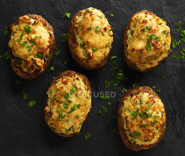 Tortitas de patata caseras con queso y hierbas - foto de stock