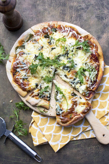 Close-up shot of delicious three cheese pizza with rocket — Stock Photo
