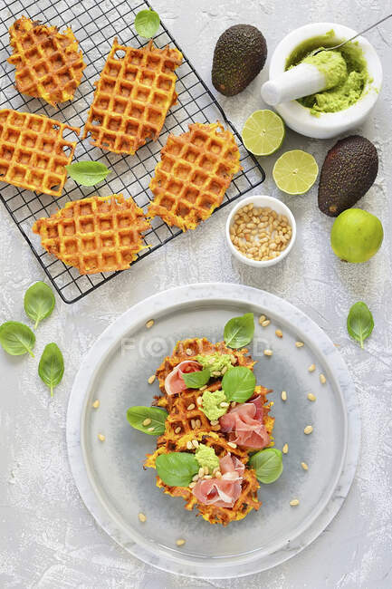 Waffles com legumes, vista superior — Fotografia de Stock