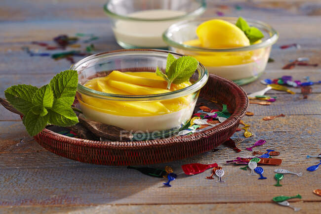 Лаймовий крем з манго в скляній мисці — стокове фото