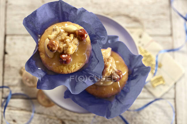 Toffee muffins in paper cases and on a cake stand — Stock Photo
