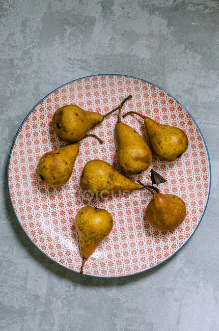 Varias peras en un plato - foto de stock