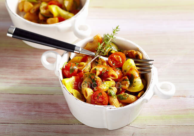 Piccole porzioni di pasta con verdure e salsa di pomodoro — Foto stock