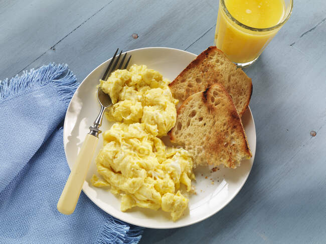 Desayuno con huevos revueltos y queso - foto de stock