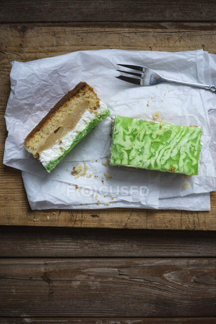 Apple cream cake topped with green jelly (vegan) — Stock Photo