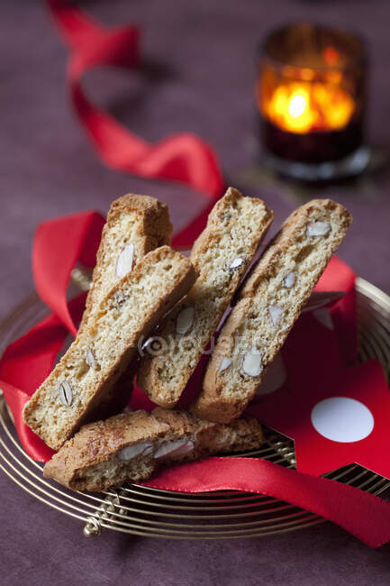 Cantuccini on wire rack with red ribbon — Stock Photo