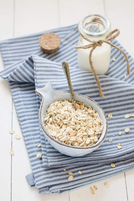 A bowl of oatmeal and milk — Stock Photo
