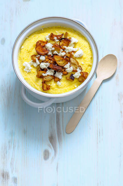 Porridge di banana fatto in casa con noci e miele — Foto stock