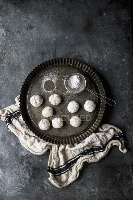Small cookies in metal tray with sugar powder — Stock Photo