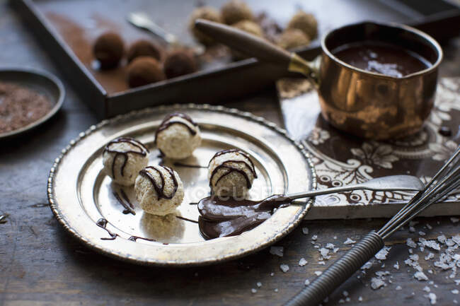 Pralines de truffe faites à la main avec sauce au chocolat — Photo de stock