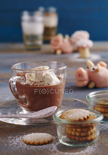 Chocolate ruso caliente con vodka y crema, galletas de miel en un frasco y un cerdo mazapán - foto de stock