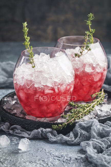 Cocktail rossi estivi con bacche, ghiaccio e timo — Foto stock