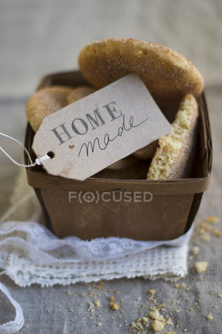 Cinnamon and sugar biscuits in wooden crate with homemade lettering label — Stock Photo