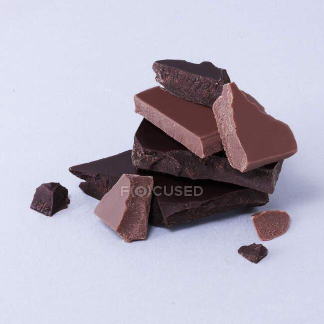 Leite e chocolate escuro — Fotografia de Stock