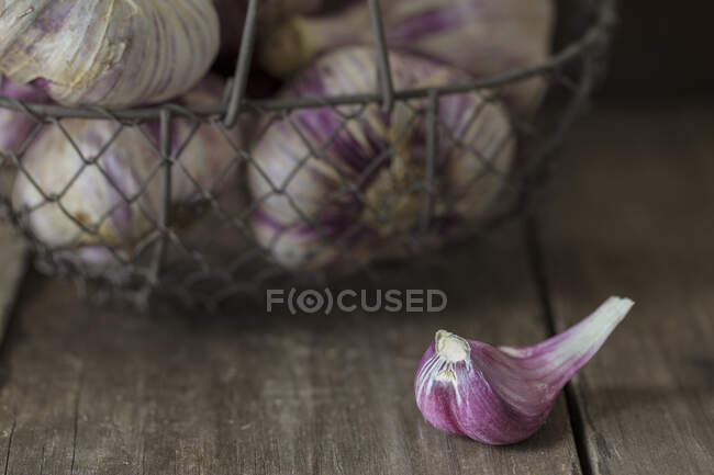 Frischer Knoblauch und Kräuter auf Holztisch. — Stockfoto
