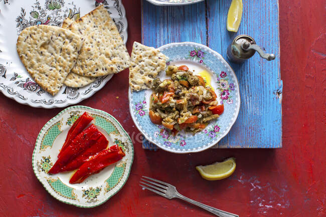 Bañera de Oriente Medio hecha de berenjenas asadas, tomates, chiles, ajo, chalotas, perejil, aceite de oliva, jugo de limón, comino, sal y pimienta - foto de stock