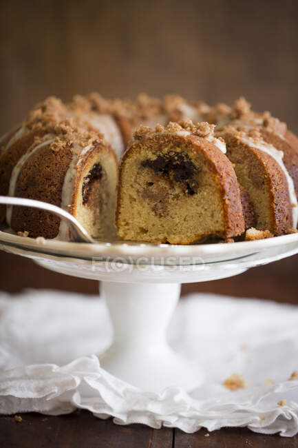 Sour cream coffee cake on a cake stand, sliced — Stock Photo