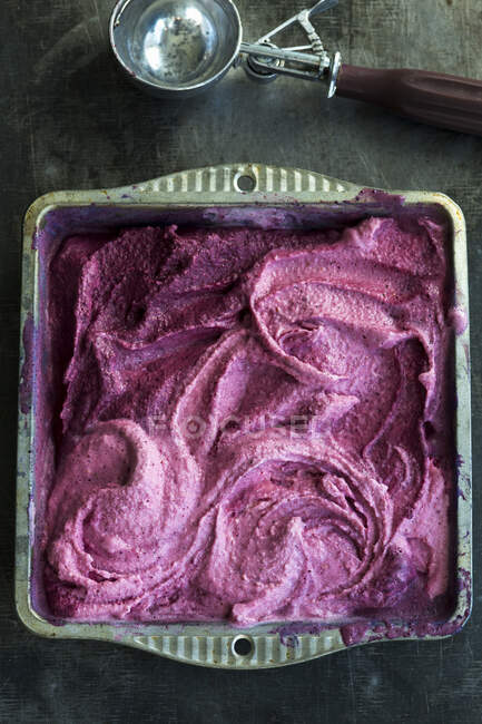 Crème glacée au yaourt aux cerises maison dans une boîte carrée — Photo de stock