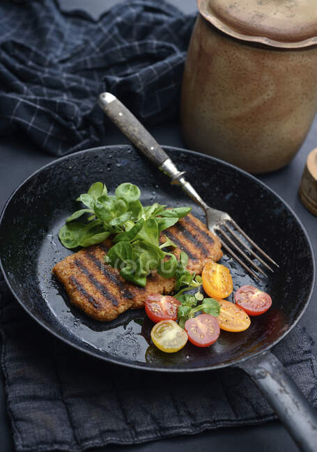 Steak de haricot haché végétalien grillé avec tomates et salade dans une casserole — Photo de stock