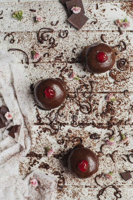 Шоколадний пиріг з вишнями — стокове фото