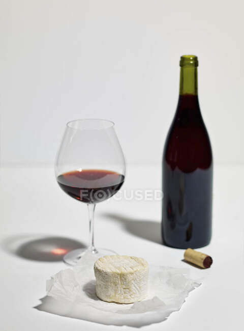 М'який сир, стакан червоного вина, пляшка червоного вина та пробка — стокове фото