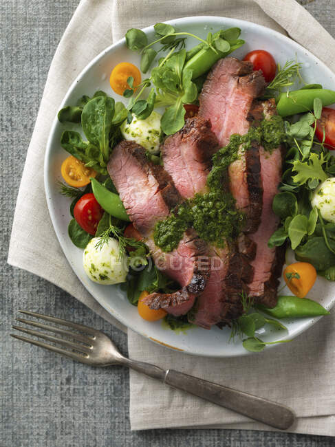 Flank steak salad with mache and chimichurri — Stock Photo