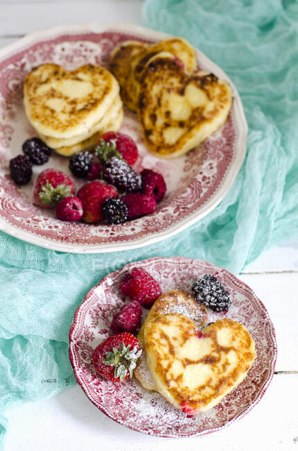 Syrniki, quark pancakes with berries — Stock Photo