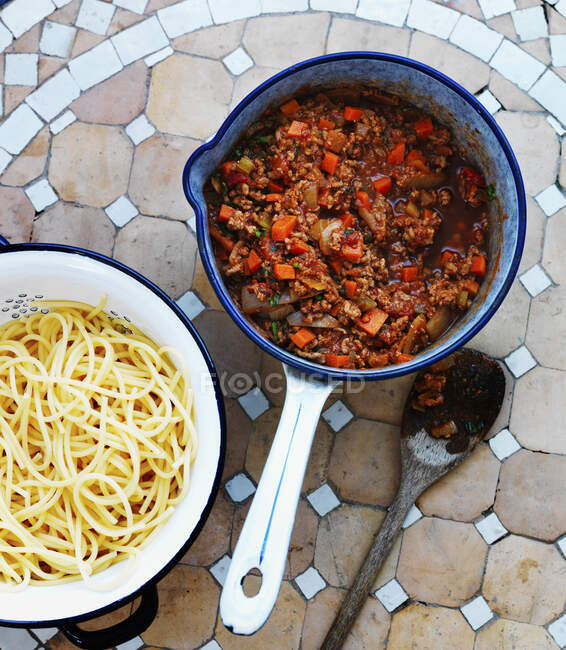 Salsa de carne picada con zanahorias y cebollas para servir con espaguetis - foto de stock