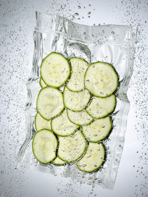 Courgette slices in a sous vide bag — Stock Photo