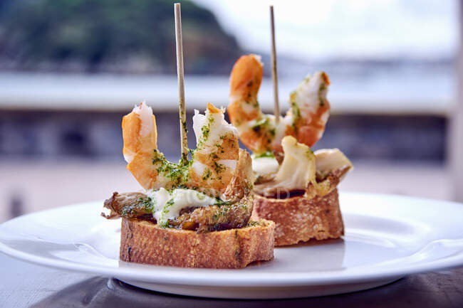 Canapes with shrimps and mushrooms served on plate — Stock Photo