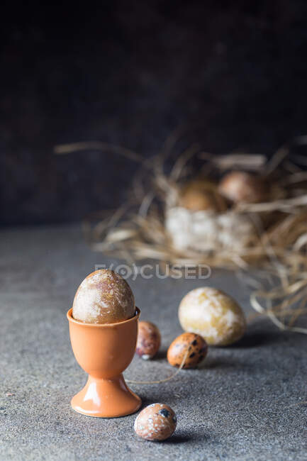 Fond de Pâques avec des œufs de Pâques peints dans un style vintage sur fond sombre — Photo de stock