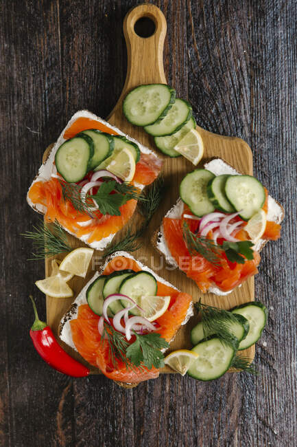 Salmon rolls with cream cheese, cucumber and dill — Stock Photo